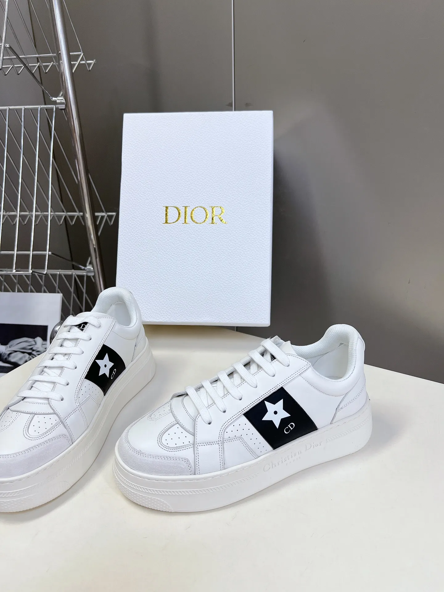 👟👟Ex-factory price 640👟👟 Dior's new platform shoes thick-soled casual shoes. Purchased and developed from Taikoo Hui RMB 16,400. These Dior Star sneakers continue the timeless silhouette and are carefully made of cow leather, so they are particularly comfortable on the feet. They are decorated with tonal suede panels and metal stars to decorate the lace eyelets to enhance the style. The lightweight style is matched with the "Christian Dior" logo thin sole, suitable for all seasons, and can be matched with all kinds of casual looks to add a finishing touch. Classic and super durable. The upper is stitched with cowhide. The original IP outsole height is 4CM. Size: 35-41. A full set of counter synchronized gift boxes 💝 packaging